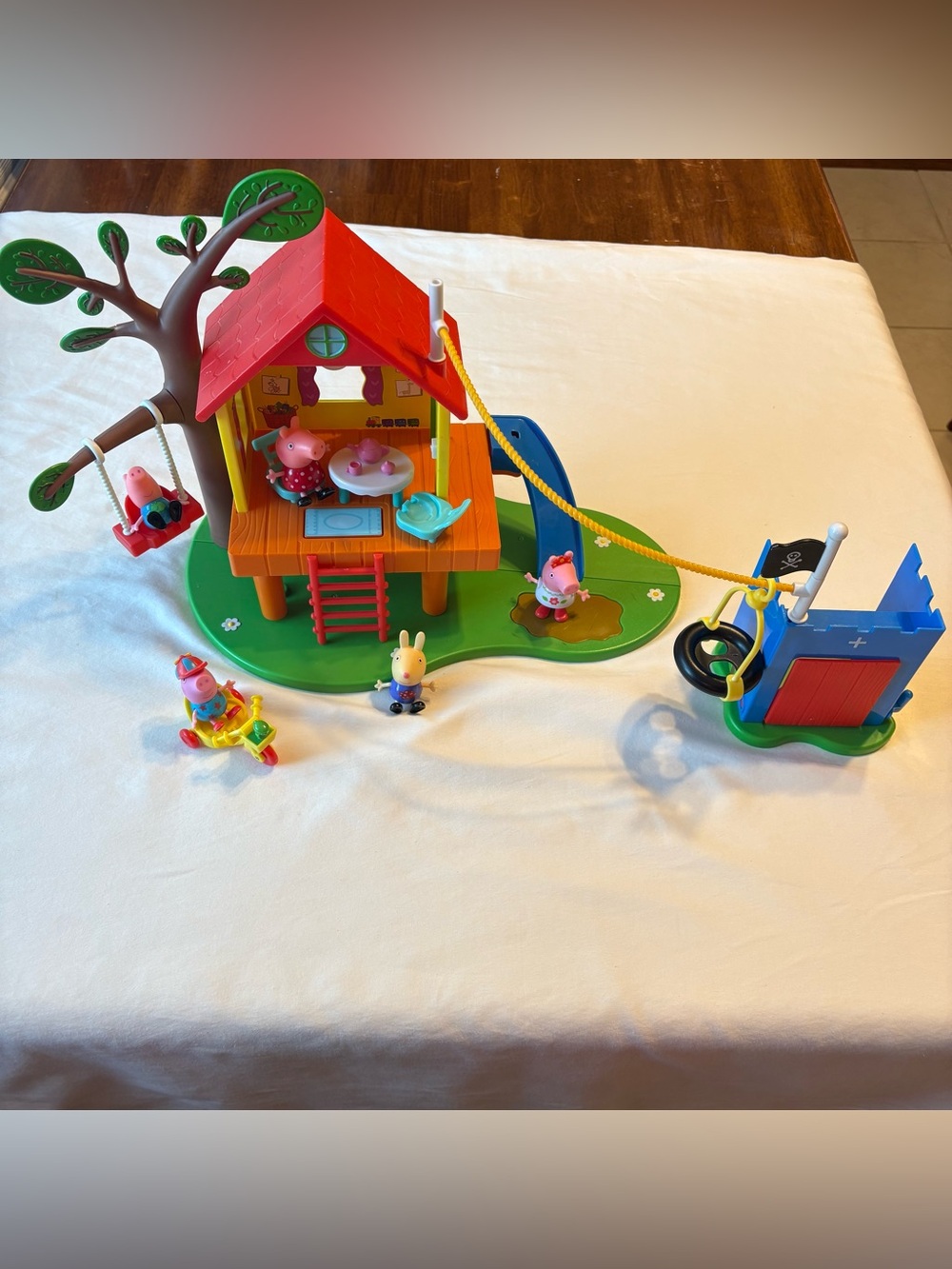 Peppa Pigs Treehouse and George’s Fort Playset